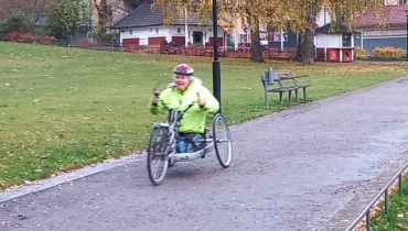 Person som cyklar en handbike