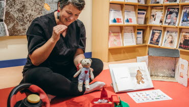 Kvinna läser en anpassad saga