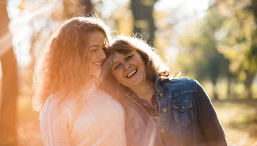 Mamma och dotter utomhus