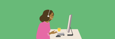 illustration av kvinna som sitter med hörlurar och pratar in i en dator