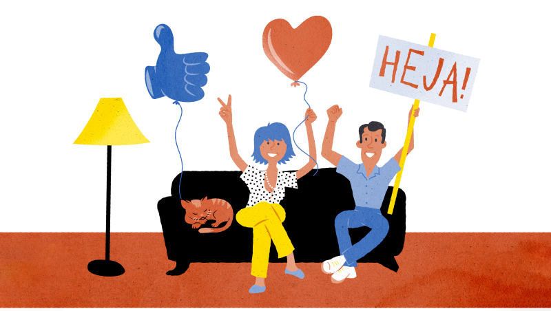 Tecknad bild av två glada människor i en soffa. De sträcker upp armarna, den ena håller i en skylt med texten 