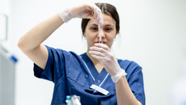 vårdpersonal i labbmiljö