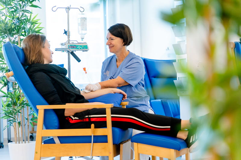 Kvinna får dropp, infusion