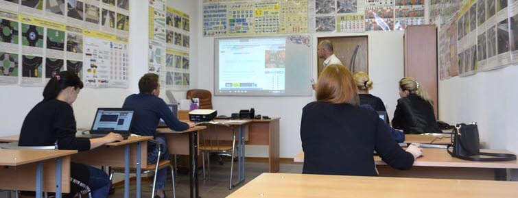 Skolbarn i klassrum med datorer