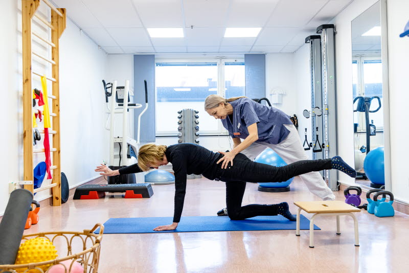 En fysioterapeut hjälper en patient med en övning. Foto: Yanan Li