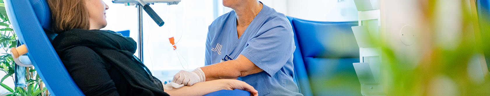 Kvinna får dropp, infusion