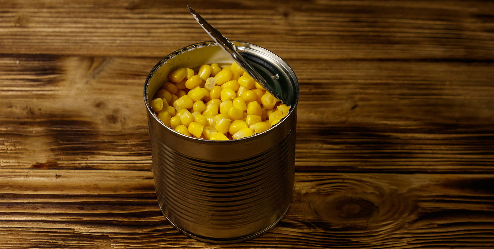 Fotografi av öppnad konservburk med majskorn.