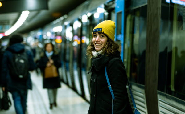 Ung kvinna på tunnelbaneplattform