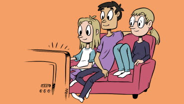 Två barn sitter med förälder framför TV