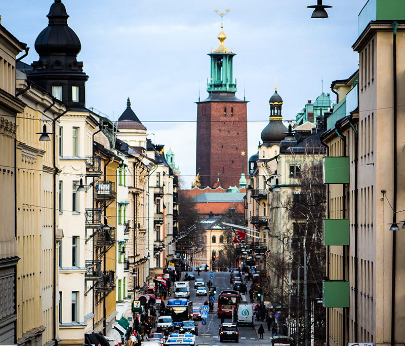 Fotografi över Hantverkargatan i Stockholm med Stadshuset i bakgrunden.