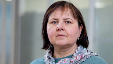 En person med allvarlig min tittar rakt in i kameran. Foto: Yanan Li