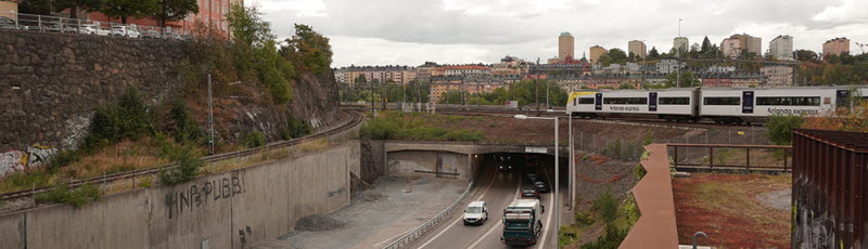 Fotografi av bostadshus nära trafiken på klarastrandsleden och järnvägen in mot stockholms central.