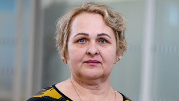 En person med allvarlig min tittar rakt in i kameran. Foto: Yanan Li