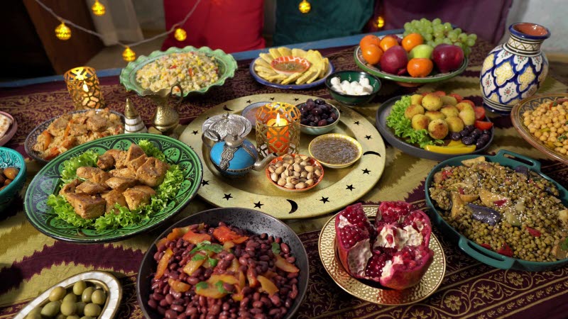 Fat med maträtter som traditionellt äts under Ramadan står framdukade på ett bord. Foto: AdobeStock