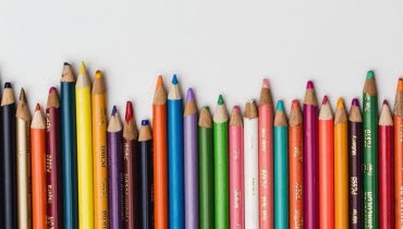 Färgpennor på rad i olika färger och olika längder